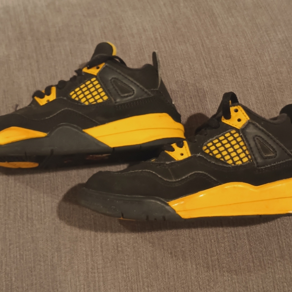 Boys Air Jordan 4 Retro 'Thunder Sneakers